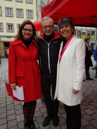 Oberbürgermeisterin Brigitte Merk-Erbe mit Dr. Beate Kuhn und Hans-Jürgen Schatz